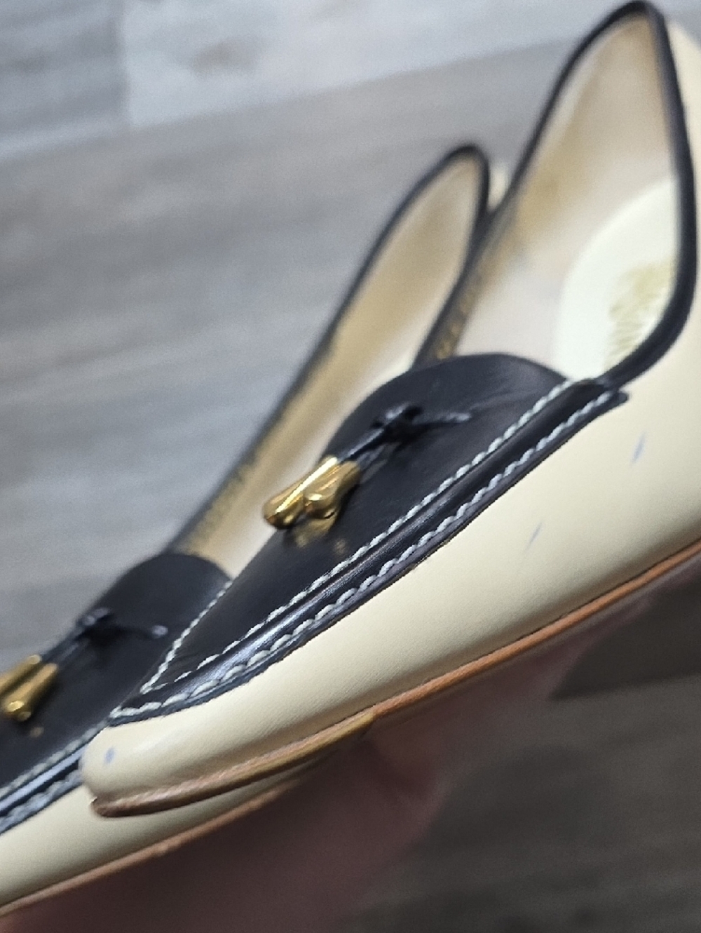 Salvatore Ferragamo | Vintage Two-tone Kittwn Heel Pointed Tassel Pumps Sz 10 - Picture 8 of 16